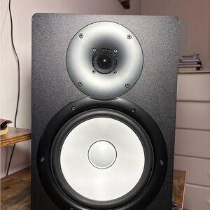 Yamaha HS8 Powered Studio Monitor (Cord included)